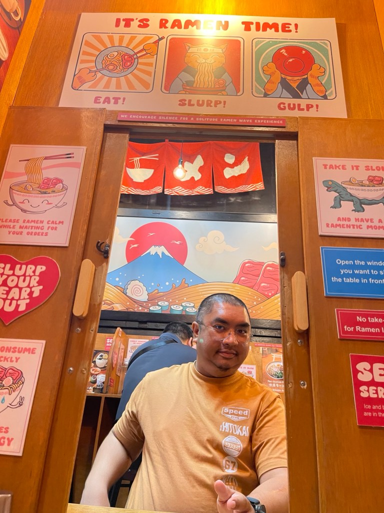 Sliding window to view the diner infront​