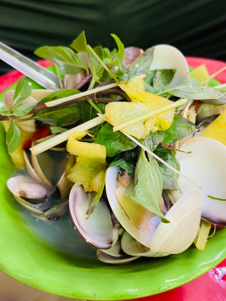 A bowl order of steamed clams​