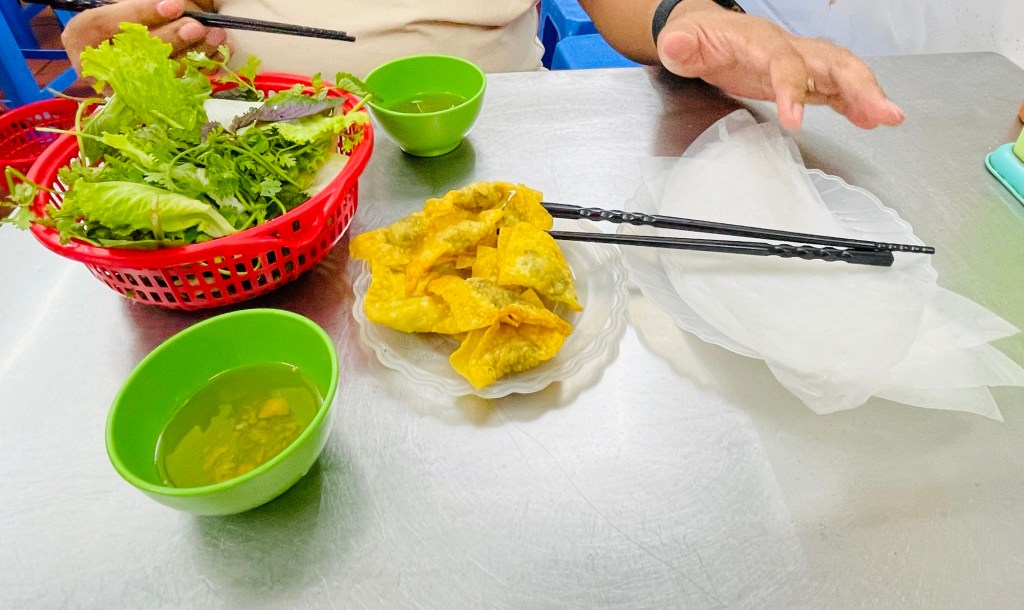 An order of Há Cảo with herbs, dipping sauce and rice paper wrapper