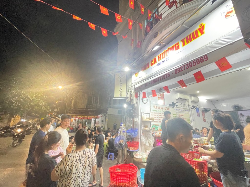 Customers at Bún cá Hương Thuỷ - Hồng Phúc