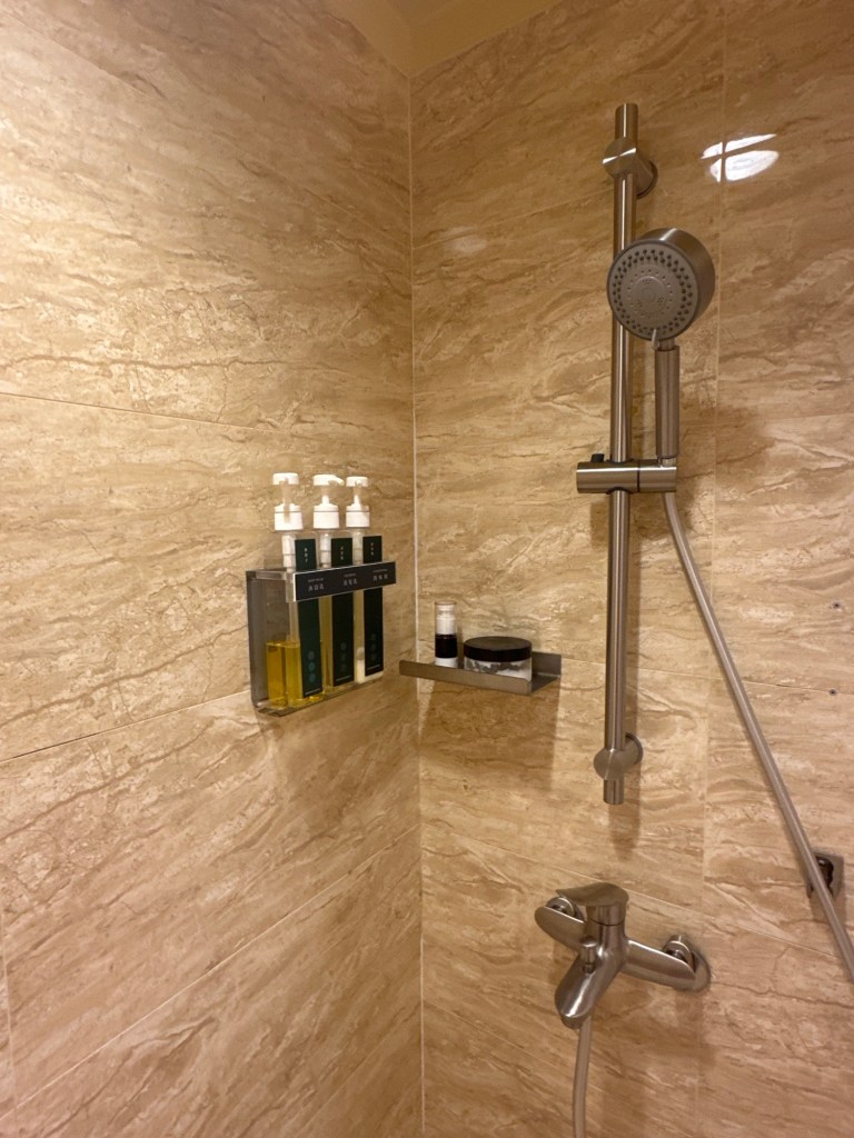 Hot & cold shower with body wash, shampoo and conditioner